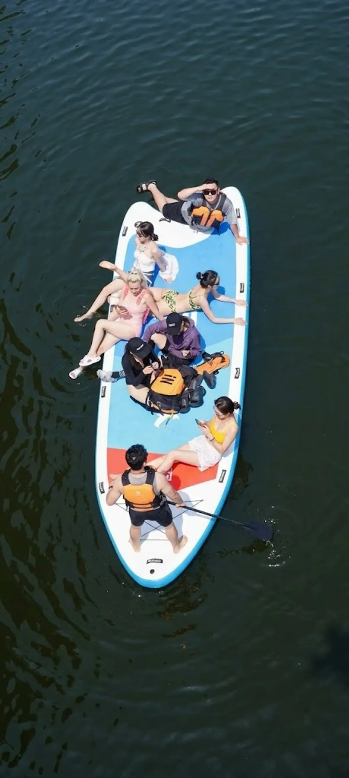 Multi-Person Giant SUP app showing team seating layout