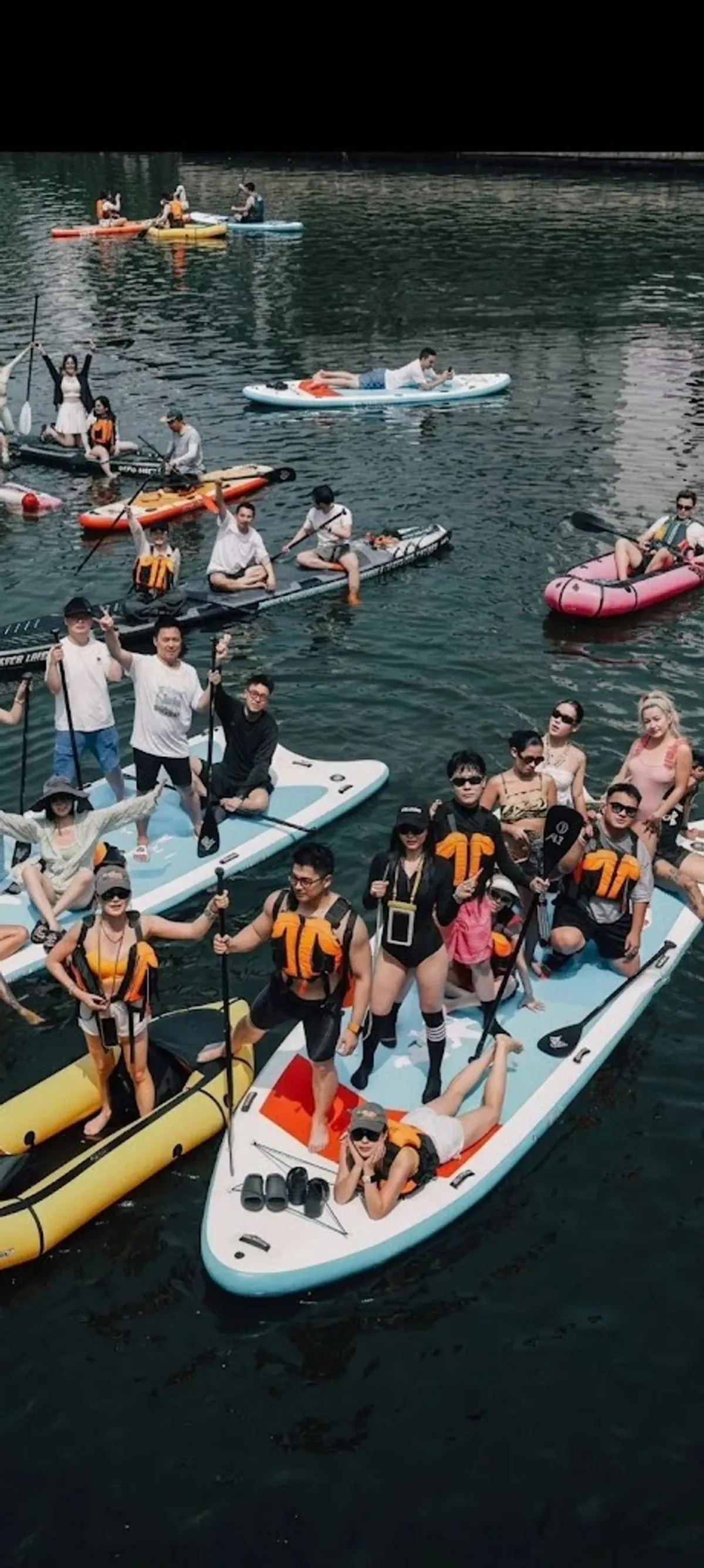 Multi-Person Giant SUP app showing on-water group use